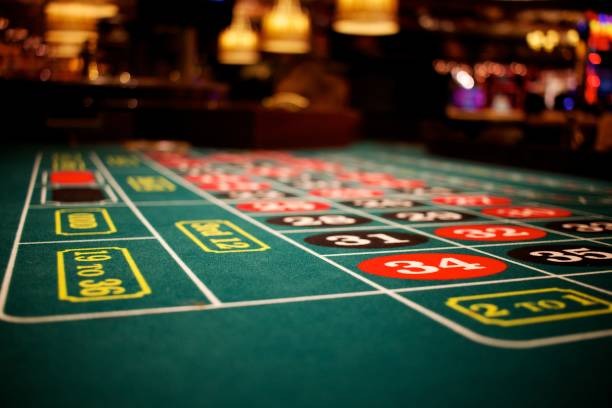 juragan99 live Casino Hold'em table with dealer and community cards displayed